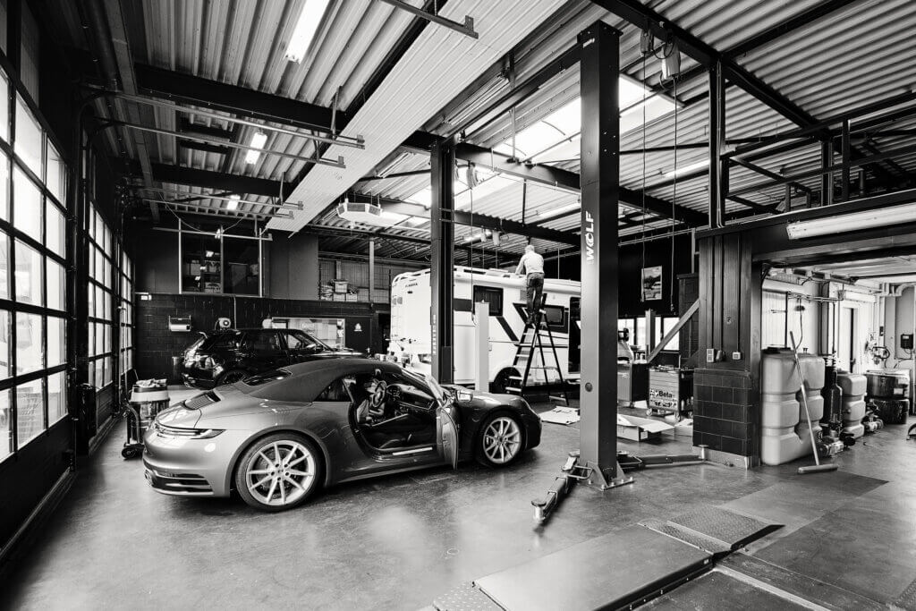 Zwart-witte auto garage met een Porsche
